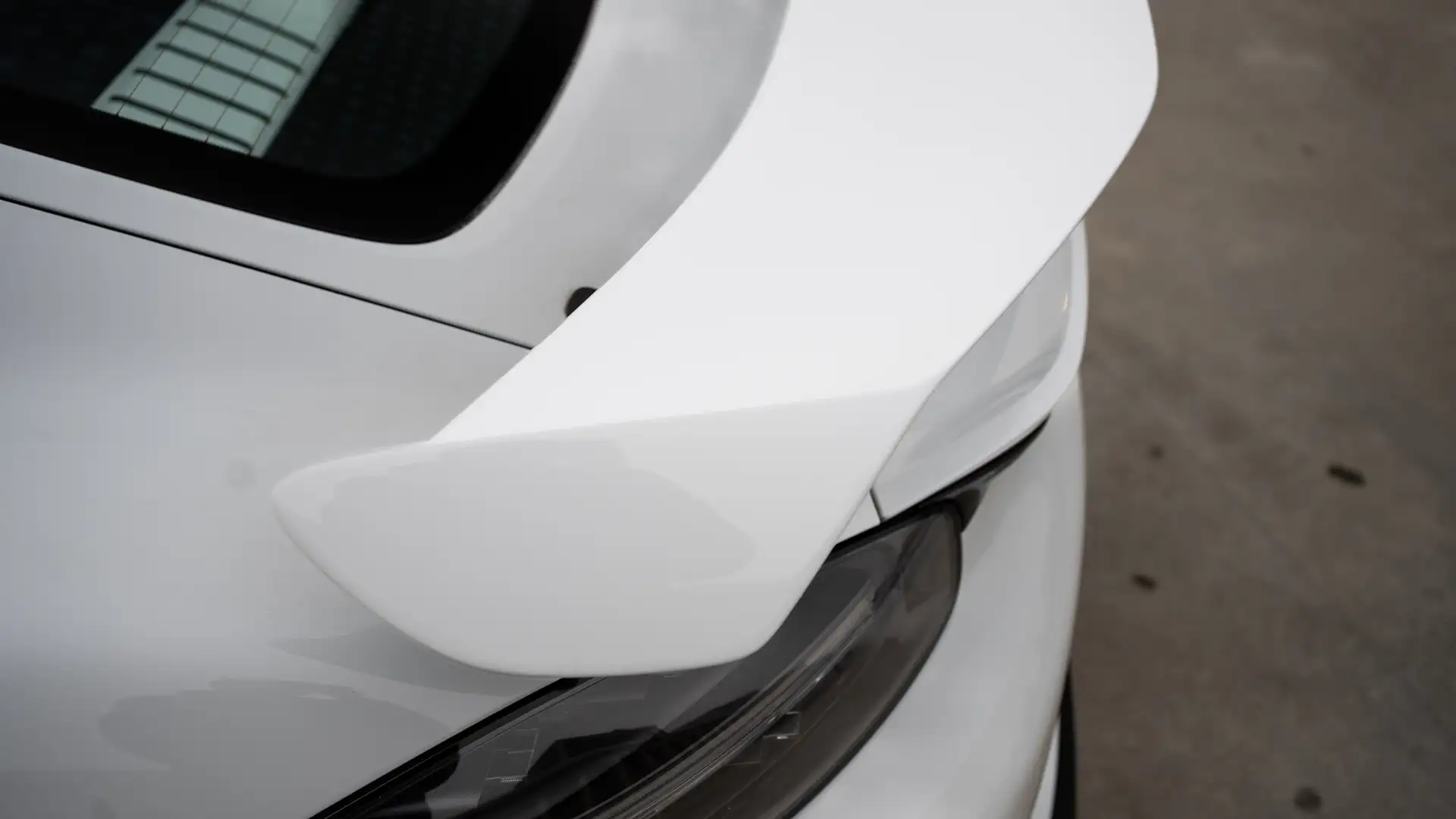 The rear wing of our white Porsche GT4 in detail.